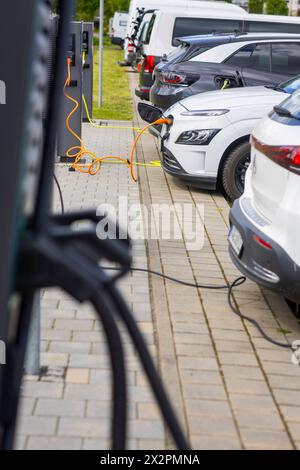 Ladestation à Dresde Elektroautos an Ladesäulen. Dresde Sachsen Deutschland *** borne de recharge à Dresde voitures électriques aux bornes de recharge Dresde Saxe Allemagne Banque D'Images