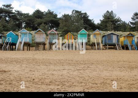 Cabanes de plage sur le front de mer à Wells à côté de la mer, Norfolk, Royaume-Uni Banque D'Images