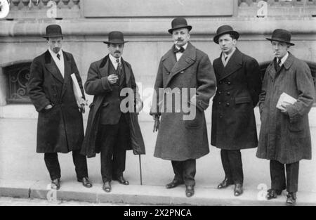 Les futuristes italiens Luigi Russolo, Carlo Carrà, Filippo Tommaso Marinetti, Umberto Boccioni et Gino Severini devant le Figaro, Paris, le 9 février 1912 Banque D'Images