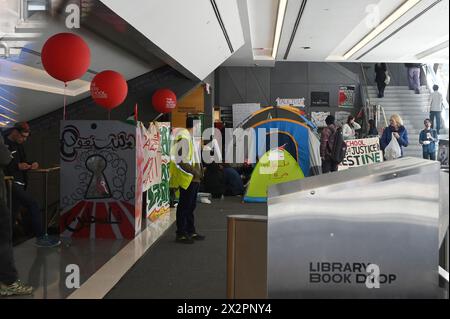 New York, États-Unis. 23 avril 2024. Des manifestants pro-palestiniens ont installé un camp dans le hall de la New School, New York, NY, le 23 avril 2024. Plusieurs anti-Israël se déroulent dans les principaux campus universitaires de New York en même temps. (Photo par Anthony Behar/Sipa USA) crédit : Sipa USA/Alamy Live News Banque D'Images