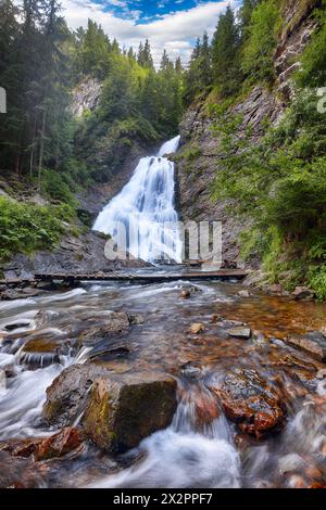 Vue imprenable sur le voile de la mariée / Valul Miresei Cascade. Scène dramatique dans le parc naturel d'Apuseni, comté de Cluj, Transylvanie, Roumanie, Europe. Banque D'Images