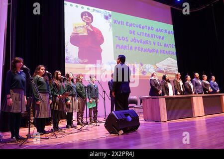 CUENCA-PREMIACION-ENCUENTRO LITERATURA Cuenca,Ecuador 23 de abril de 2024 en el auditorio de la Universidad del Azuay la manana de hoy se realizo el evento de premiacion del XVII Encuentro nacional de literatura Los jovenes y el Arte Maria Fernanda Hermina donde participaron estudiantes de diantes Unidades Educativas de la ciudad y del pais. El 23 de abril, déclarado por la UNESCO como Dia Internacional del Libro y del Derecho de Autor, se celea en mas de 100 paises como un homenaje Universal a los libros y sus autores. foto Boris Romoleroux/API. EDU-CUENCA-PREMIACION-ENCUENTROLITERATURE- Banque D'Images