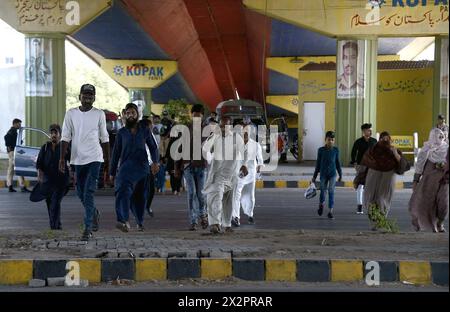 Les navetteurs ont été inquiets et confrontés à des problèmes en raison de la fermeture des routes principales et pour des raisons de sécurité à l'arrivée du président iranien Dr Ebrahim Raisi, sur la route Shahrah-e-Faisal à Karachi le mardi 23 avril 2024. Le président iranien, Dr Syed Ebrahim Raisi, est arrivé à Karachi dans un climat de sécurité serré, lors de la troisième étape de sa visite au Pakistan. À leur arrivée à l'aéroport international de Jinnah à Karachi, le Sindh cm Murad Ali Shah, le Gouverneur Kamran Tessori et d'autres ont accueilli le président iranien et d'autres membres de la délégation en visite. Banque D'Images