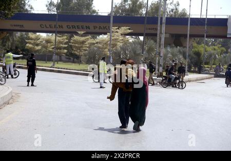 Les navetteurs ont été inquiets et confrontés à des problèmes en raison de la fermeture des routes principales et pour des raisons de sécurité à l'arrivée du président iranien Dr Ebrahim Raisi, sur la route Shahrah-e-Faisal à Karachi le mardi 23 avril 2024. Le président iranien, Dr Syed Ebrahim Raisi, est arrivé à Karachi dans un climat de sécurité serré, lors de la troisième étape de sa visite au Pakistan. À leur arrivée à l'aéroport international de Jinnah à Karachi, le Sindh cm Murad Ali Shah, le Gouverneur Kamran Tessori et d'autres ont accueilli le président iranien et d'autres membres de la délégation en visite. Banque D'Images