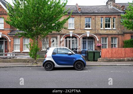 Bleu et argent Smart voiture garé devant la maison sur la rue à Walthamstow Londres E17 Angleterre Grande-Bretagne Royaume-Uni KATHY DEWITT Banque D'Images