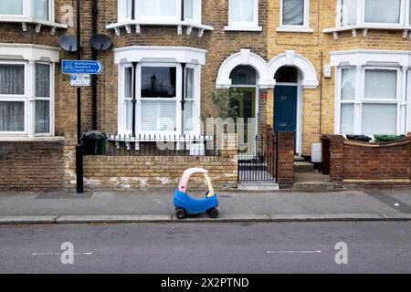 Voiture garée devant la maison dans la rue à Walthamstow Londres E17 Angleterre Grande-Bretagne Royaume-Uni 2024 KATHY DEWITT Banque D'Images