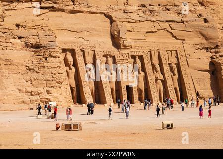 Touristes au temple de la reine Néfertari à Abu Simbel, Assouan, Egypte Banque D'Images