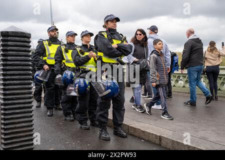 Des violences éclatent lors d'une parade de la St Georges dans le centre de Londres. Les fans de football et les Patriots descendent dans le centre de Londres pour célébrer la St Georges Day. Banque D'Images