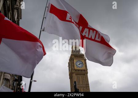 Des violences éclatent lors d'une parade de la St Georges dans le centre de Londres. Les fans de football et les Patriots descendent dans le centre de Londres pour célébrer la St Georges Day. Banque D'Images