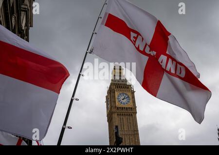 Des violences éclatent lors d'une parade de la St Georges dans le centre de Londres. Les fans de football et les Patriots descendent dans le centre de Londres pour célébrer la St Georges Day. Banque D'Images