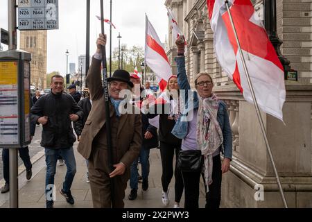 Des violences éclatent lors d'une parade de la St Georges dans le centre de Londres. Les fans de football et les Patriots descendent dans le centre de Londres pour célébrer la St Georges Day. Banque D'Images