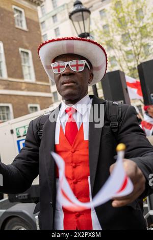 Des violences éclatent lors d'une parade de la St Georges dans le centre de Londres. Les fans de football et les Patriots descendent dans le centre de Londres pour célébrer la St Georges Day. Banque D'Images