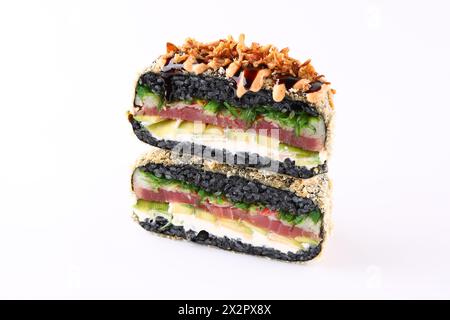 hamburgers de sushi frais appétissants sur fond blanc pour le site de livraison de nourriture Banque D'Images