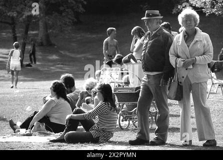 Connecticut, États-Unis, 1982. Les gens apprécient une journée ensoleillée dans un parc de la ville. Banque D'Images