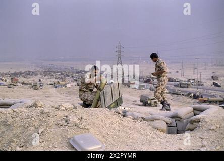 Première Guerre du Golfe : 1er avril 1991 des soldats saoudiens examinent des armes irakiennes abandonnées dans un bunker sur la crête de Mutla au-dessus de la 'route de la mort', au nord de Koweït City. Banque D'Images