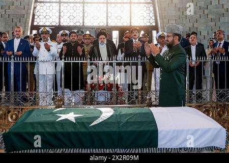 Karachi, Pakistan. 23 avril 2024. Le président iranien EBRAHIM RAISI (C) visite la tombe de Muhammad Ali Jinnah lors d’une visite à Karachi, au Pakistan. Poursuivant les plans du deuxième jour de sa visite au Pakistan, le Président s'est rendu à Karachi, la capitale de l'État du Sind. À son arrivée, il a visité le tombeau de Muhammad Ali Jinnah et a rendu hommage à la position de ''Quaid-e-Azam'' et au leader indépendantiste de ce pays. (Crédit image : © Présidence iranienne via ZUMA Press Wire) USAGE ÉDITORIAL SEULEMENT! Non destiné à UN USAGE commercial ! Banque D'Images