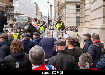 Des violences éclatent lors d'une parade de la St Georges dans le centre de Londres. Les fans de football et les Patriots descendent dans le centre de Londres pour célébrer la St Georges Day. Banque D'Images