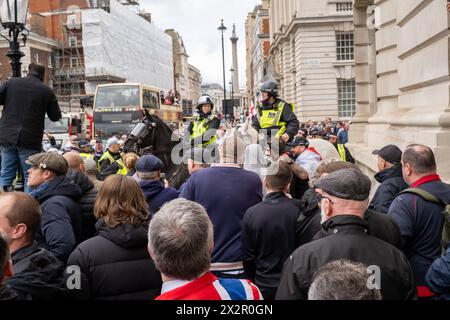 Des violences éclatent lors d'une parade de la St Georges dans le centre de Londres. Les fans de football et les Patriots descendent dans le centre de Londres pour célébrer la St Georges Day. Banque D'Images