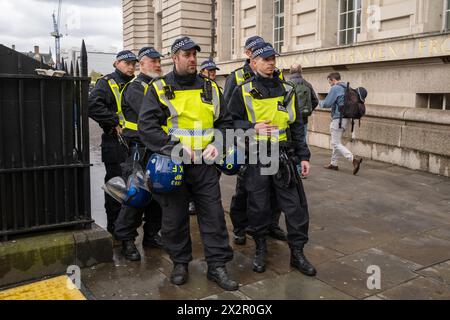 Des violences éclatent lors d'une parade de la St Georges dans le centre de Londres. Les fans de football et les Patriots descendent dans le centre de Londres pour célébrer la St Georges Day. Banque D'Images