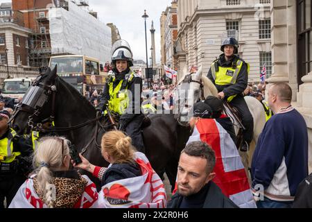 Des violences éclatent lors d'une parade de la St Georges dans le centre de Londres. Les fans de football et les Patriots descendent dans le centre de Londres pour célébrer la St Georges Day. Banque D'Images