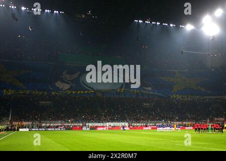 Chorégraphie d'Inter avant le match de football Serie A entre Milan et Inter au stade San Siro, dans le nord de l'Italie - lundi 22 avril 2024. Sport - Soccer . (Photo de Spada/LaPresse) crédit : LaPresse/Alamy Live News Banque D'Images