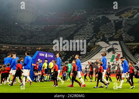 Milan, Italie. 22 avril 2024. Les équipes entrent sur le terrain avant le match de football Serie A entre Milan et Inter au stade San Siro, dans le nord de l'Italie - lundi 22 avril 2024. Sport - Soccer . (Photo de Spada/LaPresse) crédit : LaPresse/Alamy Live News Banque D'Images