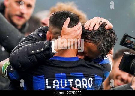 Milan, Italie. 22 avril 2024. Lautaro Martinez de l'Inter et Simone Inzaghi de l'Inter célèbrent leur victoire au Scudetto après le match de Serie A entre Milan et l'Inter au stade San Siro, dans le nord de l'Italie - lundi 22 avril 2024. Sport - Soccer . (Photo de Spada/LaPresse) crédit : LaPresse/Alamy Live News Banque D'Images