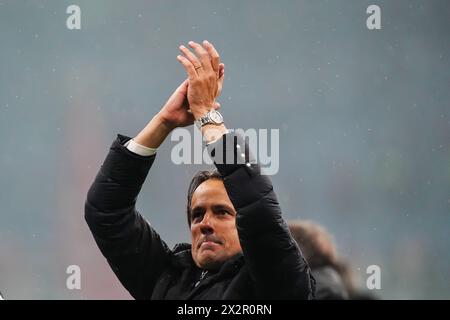 Milan, Italie. 22 avril 2024. Simone Inzaghi de l'Inter célèbre sa victoire au Scudetto après le match de football Serie A entre Milan et l'Inter au stade San Siro, dans le nord de l'Italie - lundi 22 avril 2024. Sport - Soccer . (Photo de Spada/LaPresse) crédit : LaPresse/Alamy Live News Banque D'Images