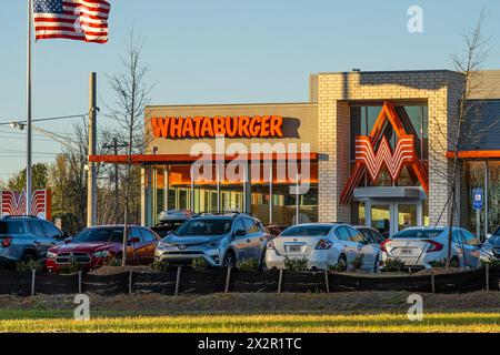 Whataburger fast food hamburger restaurant au coucher du soleil à Snellville, Géorgie. (ÉTATS-UNIS) Banque D'Images