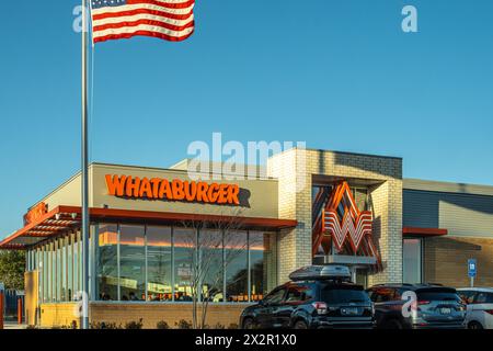 Whataburger fast food hamburger restaurant au coucher du soleil à Snellville, Géorgie. (ÉTATS-UNIS) Banque D'Images