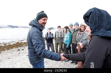 Tromso 20240423.le prince héritier rend visite aux gardiens d'algues et à leurs plongées volontaires au nord de Tromsoya. Ici, il rencontre les plongeurs après leur arrivée à terre. Photo : Rune Stoltz Bertinussen / NTB Banque D'Images