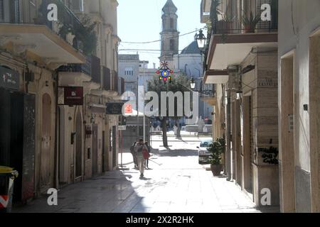 Ruelle étroite dans le centre historique de Mola di Bari, Italie Banque D'Images