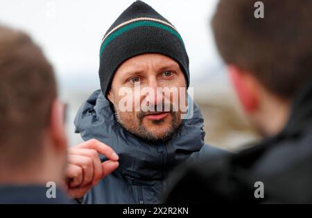 Tromsø 20240423.le prince héritier rend visite à des gardiens d'algues et leurs bénévoles plongent au nord de Tromsøya. Ils sont à bord de la croûte de navire de la Direction de la pêche. Photo : Rune Stoltz Bertinussen / NTB indéfini Banque D'Images