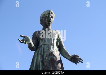 Mola di Bari, Italie. Statue en bronze de Doña Flor de Bruno Calvani, hommage au compositeur local Niccolò Van Westerhout. Banque D'Images