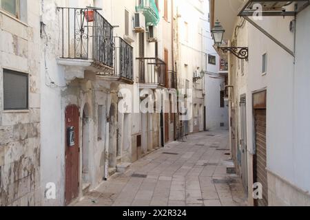 Ruelle étroite dans le centre historique de Mola di Bari, Italie Banque D'Images