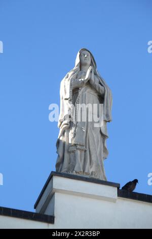 Mola di Bari, Italie. Une statue catholique de Marie au sommet d'un immeuble résidentiel. Banque D'Images