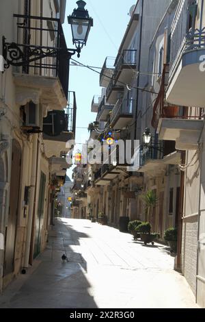 Ruelle étroite dans le centre historique de Mola di Bari, Italie Banque D'Images