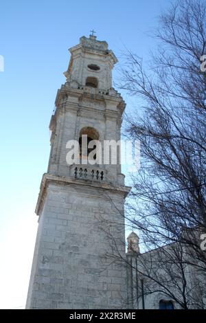 Mola di Bari, Italie. Le clocher de la Parrocchia S. Maria Di Loreto du XVIe siècle. Banque D'Images