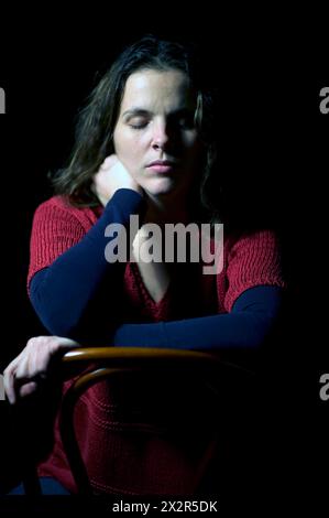 Studio Portrait adulte, femme caucasienne Studio Portrait adulte, femme caucasienne assise sur une chaise, Rotterdam, pays-Bas. MRYES Rotterdam Studio FOAC Zuid-Holland Nederland Copyright : xGuidoxKoppesxPhotox Banque D'Images