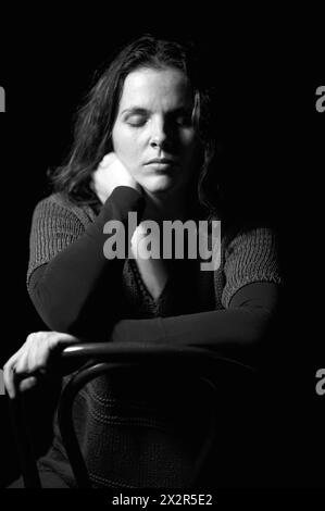 Studio Portrait adulte, femme caucasienne Studio Portrait adulte, femme caucasienne assise sur une chaise, Rotterdam, pays-Bas. MRYES Rotterdam Studio FOAC Zuid-Holland Nederland Copyright : xGuidoxKoppesxPhotox Banque D'Images