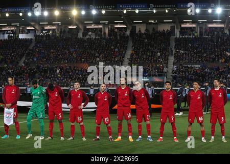 Bergame, Italie. 20 avril 2024. Italie, Bergame, 18 avril 2024 : départ de Liverpool dans le terrain central pour la présentation du match pendant le match de football Atalanta BC vs Liverpool, Europa League Quarter final 2nd Leg Gewiss StadiumItalie, Bergame, 2024 04 18: Atalanta BC vs Liverpool FC, Europa League 2023/2024 Quarter final 2nd Leg au Gewiss Stadium (photo de Fabrizio Andrea Bertani/Pacific Press/Sipa USA) crédit : Sipa USA/Alamy Live News Banque D'Images