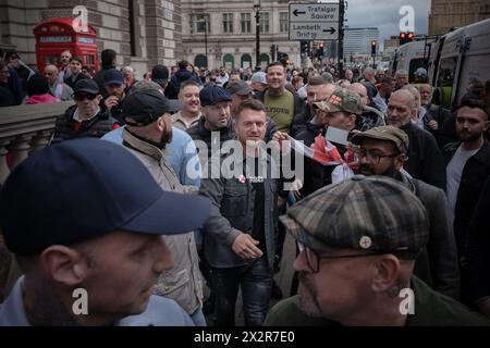 Londres, Royaume-Uni. 23 avril 2024. Le militant controversé Tommy Robinson quitte Whitehall après avoir prononcé un discours devant ses partisans. Robinson a été arrêté lors d'une marche contre l'antisémitisme après que les organisateurs ont déclaré qu'il ne serait pas le bienvenu. Un officier de police qui a signé l'ordre de dispersion avait déjà dit au tribunal de première instance de Westminster qu'il avait utilisé la mauvaise date. Mardi, le juge de district Daniel Sternberg a statué qu'il n'y avait pas de cas à répondre. Crédit : Guy Corbishley/Alamy Live News Banque D'Images