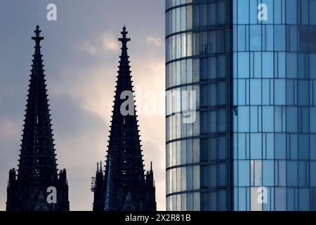 Der Kölner Dom gesehen von Deutz aus. IM Vordergrund rechts : Der Büroturm KölnTriangle. Themenbild, Symbolbild Köln, 22.04.2024 NRW Deutschland *** Cathédrale de Cologne vue de Deutz au premier plan à droite la tour de bureaux Triangle de Cologne image thématique, image symbolique Cologne, 22 04 2024 NRW Allemagne Copyright : xChristophxHardtx Banque D'Images