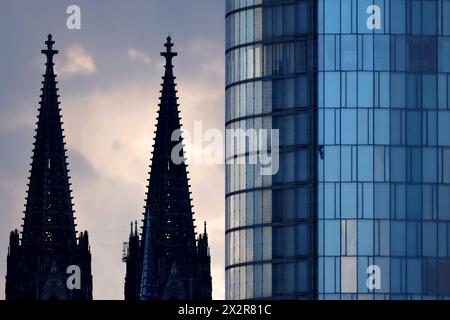 Der Kölner Dom gesehen von Deutz aus. IM Vordergrund rechts : Der Büroturm KölnTriangle. Themenbild, Symbolbild Köln, 22.04.2024 NRW Deutschland *** Cathédrale de Cologne vue de Deutz au premier plan à droite la tour de bureaux Triangle de Cologne image thématique, image symbolique Cologne, 22 04 2024 NRW Allemagne Copyright : xChristophxHardtx Banque D'Images