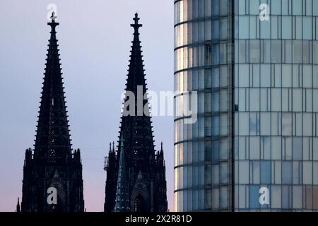 Der Kölner Dom gesehen von Deutz aus. IM Vordergrund rechts : Der Büroturm KölnTriangle. Themenbild, Symbolbild Köln, 22.04.2024 NRW Deutschland *** Cathédrale de Cologne vue de Deutz au premier plan à droite la tour de bureaux Triangle de Cologne image thématique, image symbolique Cologne, 22 04 2024 NRW Allemagne Copyright : xChristophxHardtx Banque D'Images