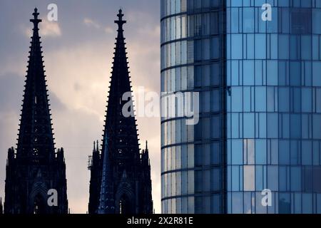 Der Kölner Dom gesehen von Deutz aus. IM Vordergrund rechts : Der Büroturm KölnTriangle. Themenbild, Symbolbild Köln, 22.04.2024 NRW Deutschland *** Cathédrale de Cologne vue de Deutz au premier plan à droite la tour de bureaux Triangle de Cologne image thématique, image symbolique Cologne, 22 04 2024 NRW Allemagne Copyright : xChristophxHardtx Banque D'Images