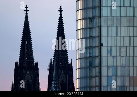 Der Kölner Dom gesehen von Deutz aus. IM Vordergrund rechts : Der Büroturm KölnTriangle. Themenbild, Symbolbild Köln, 22.04.2024 NRW Deutschland *** Cathédrale de Cologne vue de Deutz au premier plan à droite la tour de bureaux Triangle de Cologne image thématique, image symbolique Cologne, 22 04 2024 NRW Allemagne Copyright : xChristophxHardtx Banque D'Images