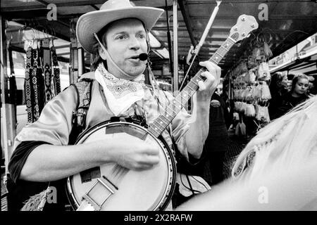 Divertissement Cowboy amateur Cowboy Performer jouant et chantant au marché hebdomadaire du centre-ville, pour divertir les visiteurs. Delft, pays-Bas. Delft Markt Zuid-Holland Nederland Copyright : xGuidoxKoppesxPhotox Banque D'Images