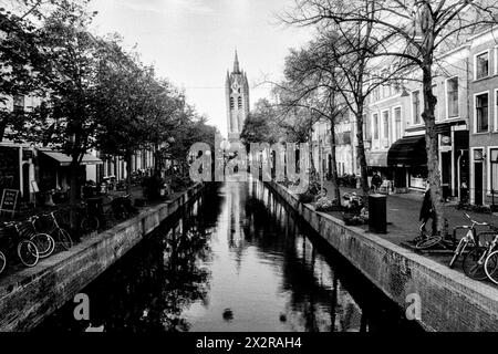 Ancient Canals vue sur l'un des nombreux canaux du centre-ville de Delft, une énorme destination touristique et touristique historique. Delft, pays-Bas. Delft Down Town Grachten Gordel Zuid-Holland Nederland Copyright : xGuidoxKoppesxPhotox Banque D'Images