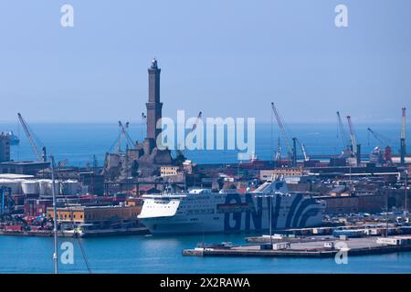 Gênes, Italie - mars 29 2019 : paquebot amarré au port avec derrière, le phare de Gênes. Banque D'Images